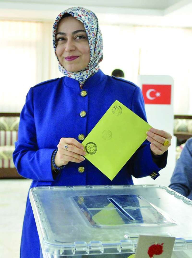 السفيرة التركية تدلي بصوتها