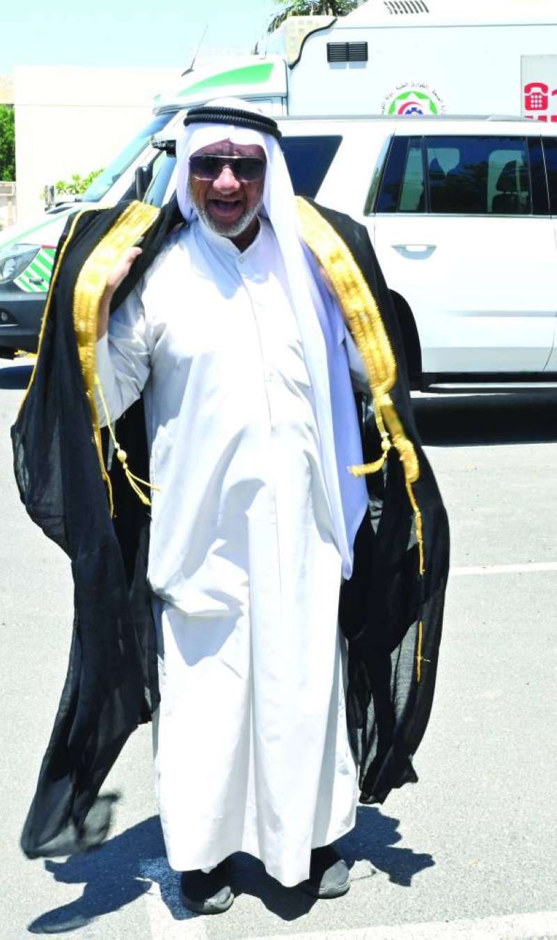 
المواطن لدى وصوله إلى إدارة شؤون الانتخابات
