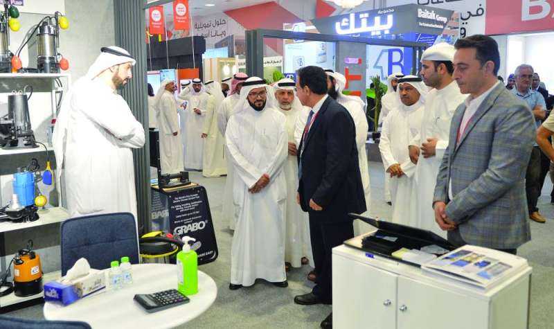 
العنزي متحدثاً مع مسؤولي الشركات المشاركة في المعرض