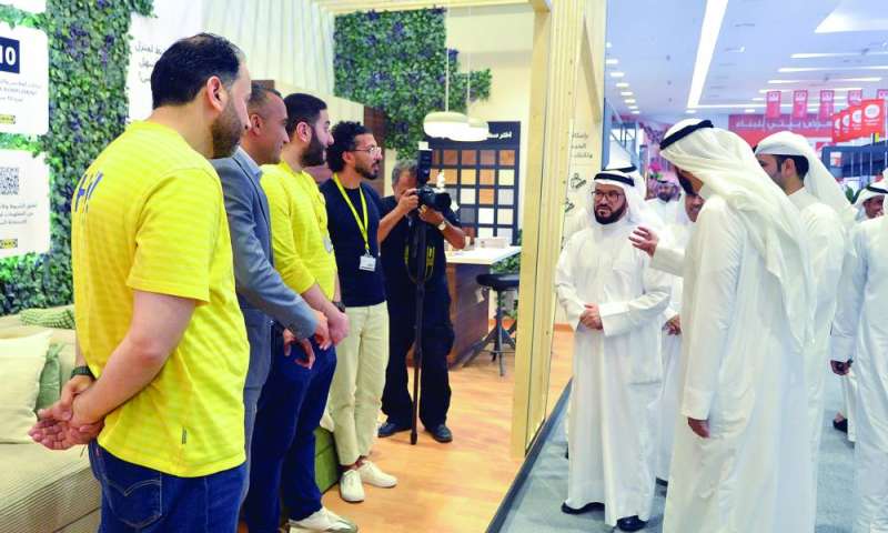 
العنزي متفقداً أحد أجنحة المعرض
