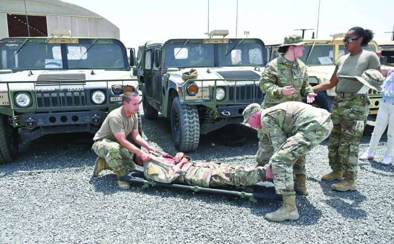 
نقل مصاب لسيارة الإسعاف