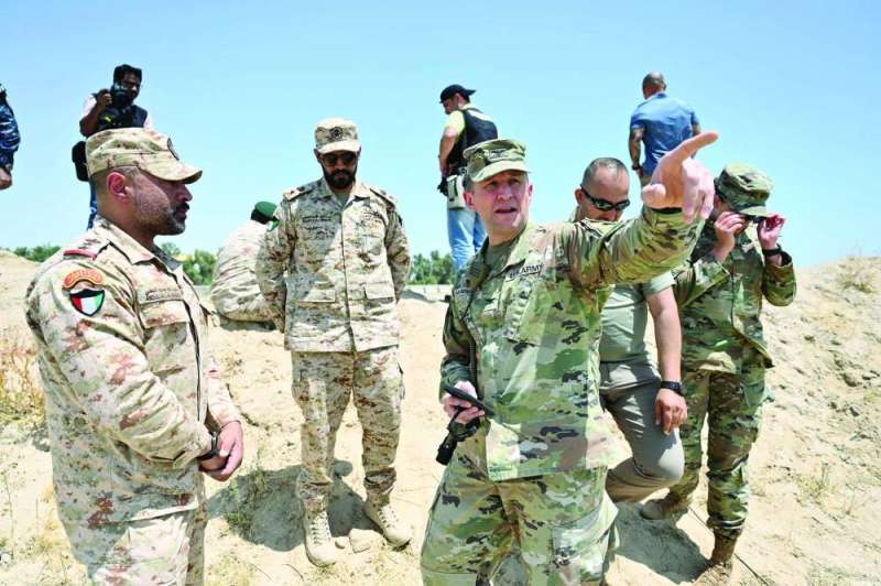 
العقيد مارتن وولجيموت يعطي بعض التوجيهات