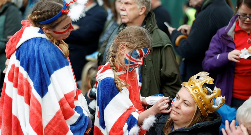 جانب من مظاهر البهجة في لندن أمس