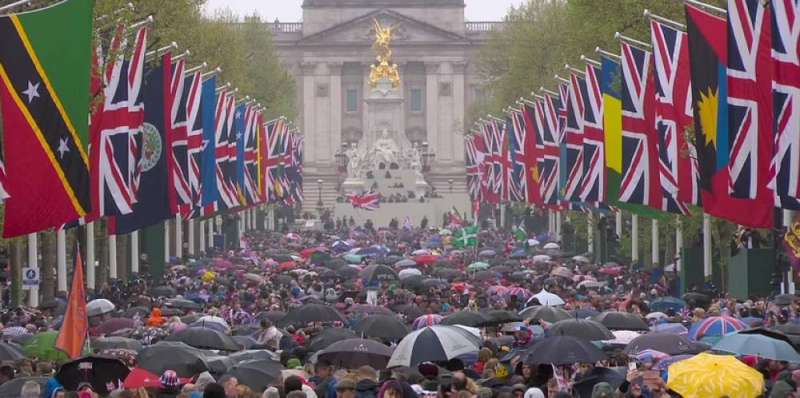 حشود كبير حضرت مراسم تتويج تشارلز وكاميلا في لندن 