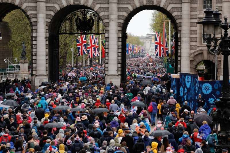 حشود تحتفل بتتويج تشارلز وكاميلا (رويترز)