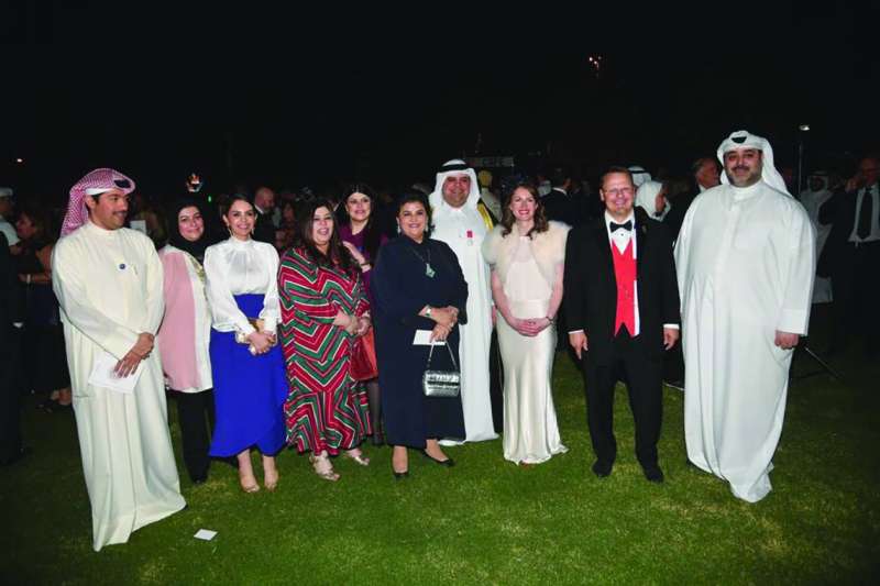  السفيرة لويس والشيخة هالة بدر الصباح وعيسى دشتي وجابر الهندال وعدد من الحضور
