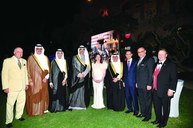 
السفيرة البريطانية مع الوزير محمد العبدالله وعدد من السفراء