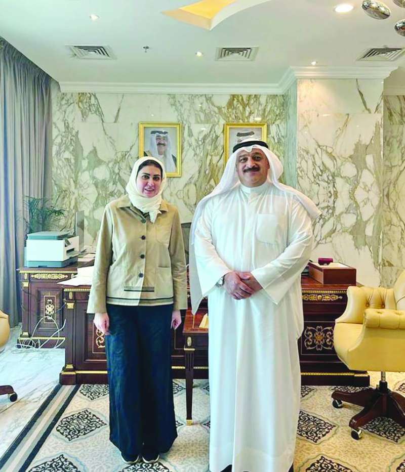 
الوزير العوضي خلال استقباله الدكتورة أسماء الكندري
