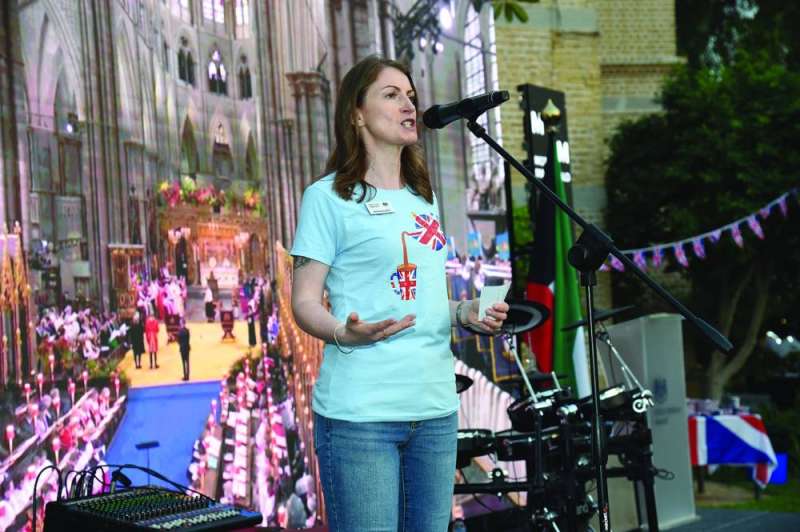 
السفيرة لويس متحدثة
