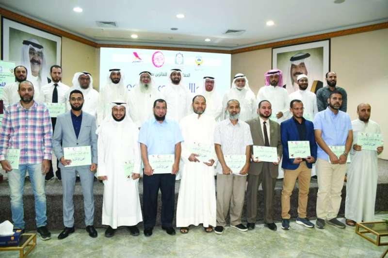  المعلمون المكرمون مع مسؤولي المسابقة في لقطة جماعية