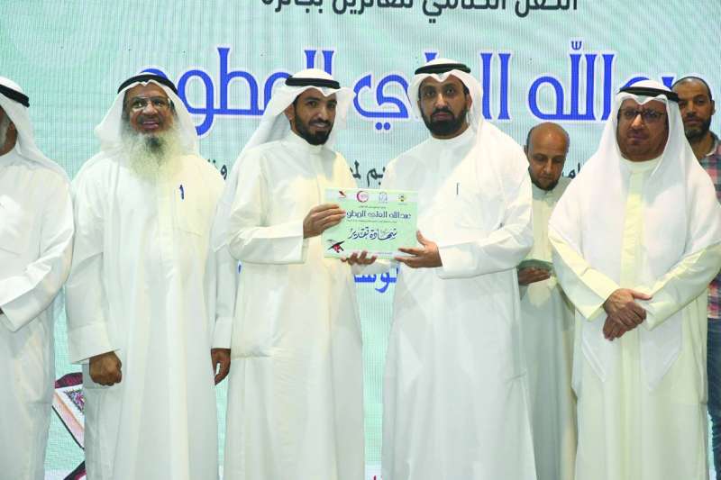  السليماني مُكرّماً أحد المشاركين