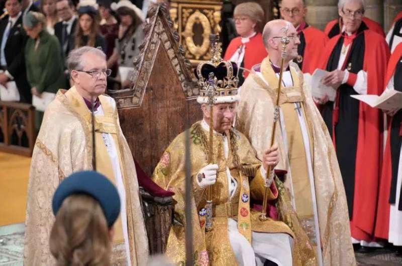 الملك تشارلز الثالث خلال تتويجه بتاج القديس إدوارد في كنيسة ويستمنستر