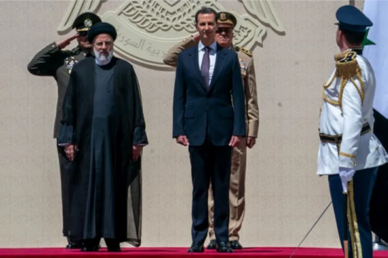 رئيسي والأسد يستعرضان حرس الشرف خلال زيارة الرئيس الإيراني لدمشق (أرشيفية) 