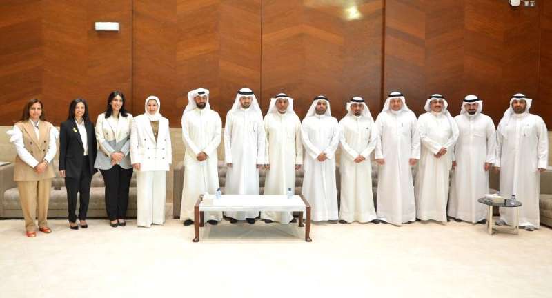 الوزير فهد الشعلة خلال زياته رئيس المجلس البلدي عبدالله المحري في المبنى الجديد