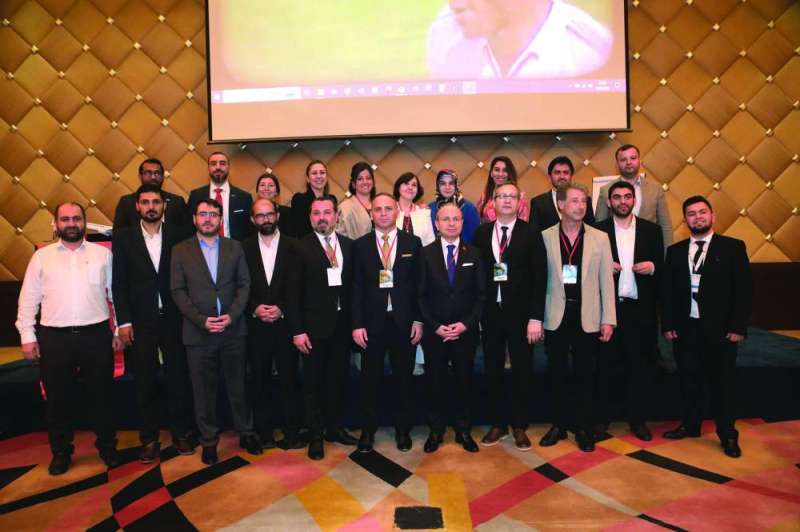 
أيدوغان ودوورو مع ممثلي الفنادق التركية المشاركة في المعرض
