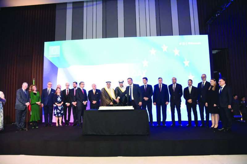 
قطع قالب الحلوى بحضور السفراء والديبلوماسيين