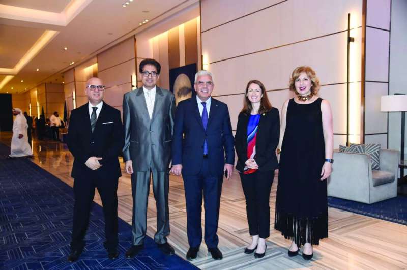  السفيرة البريطانية وعدد من الحضور