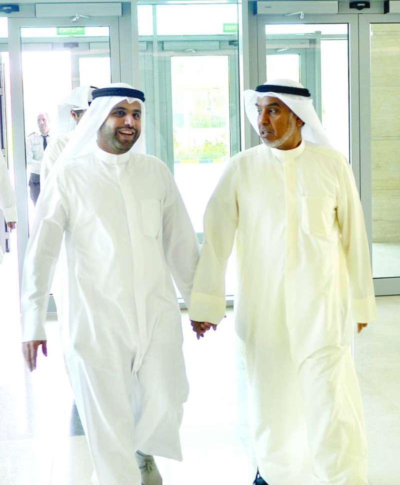 عبدالله المحري مستقبلاً فهد الشعلة خلال زيارته مبنى المجلس البلدي الجديد (تصوير سعود سالم)