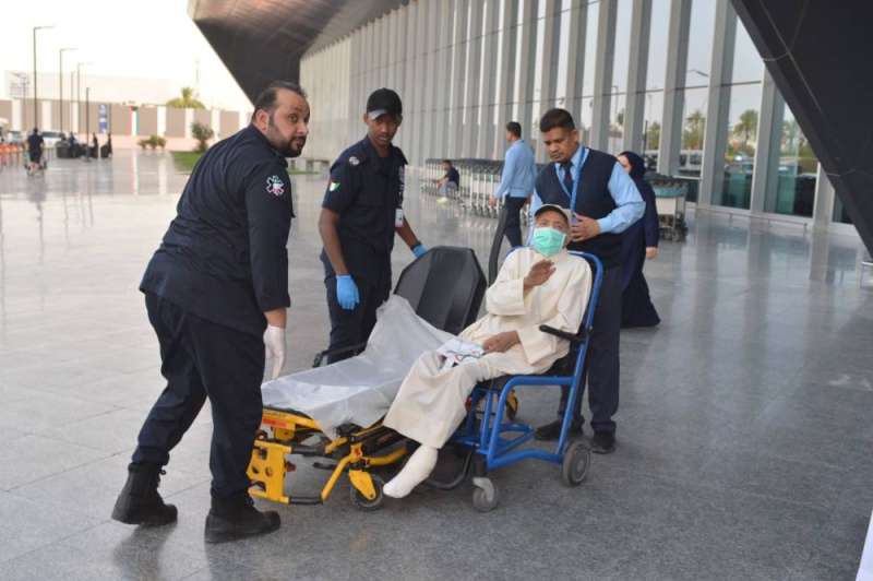 المسعفون يعملون على نقل الطيار إلى مستشفى جابر