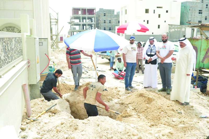 
حفر لربط كيبل الكهرباء بالقسيمة 	(تصوير سعود سالم)