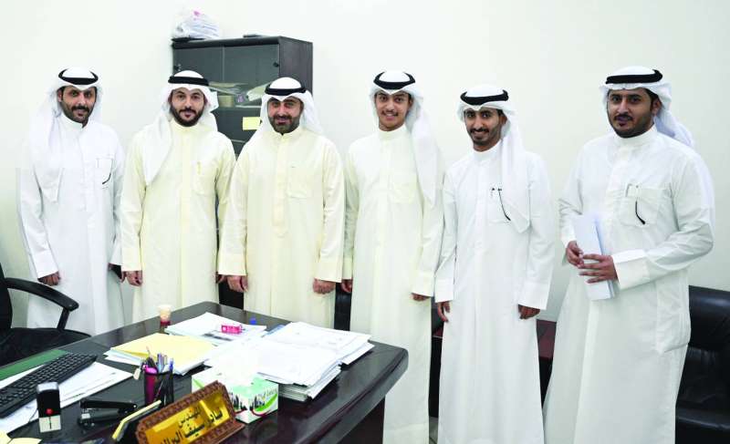 
الكندري خلال تفقده سير العمل في فرع بلدية محافظة الفروانية