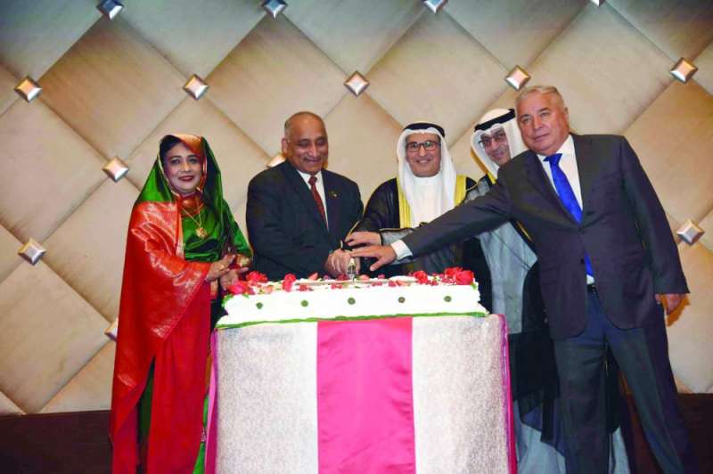 قطع قالب حلوى الاحتفال