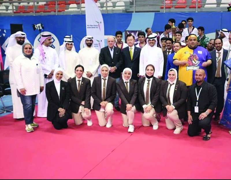 السفير الكوري متوسطاً مسؤولي الاتحاد الكويتي للتايكوندو وعدداً من اللاعبين والمدربين