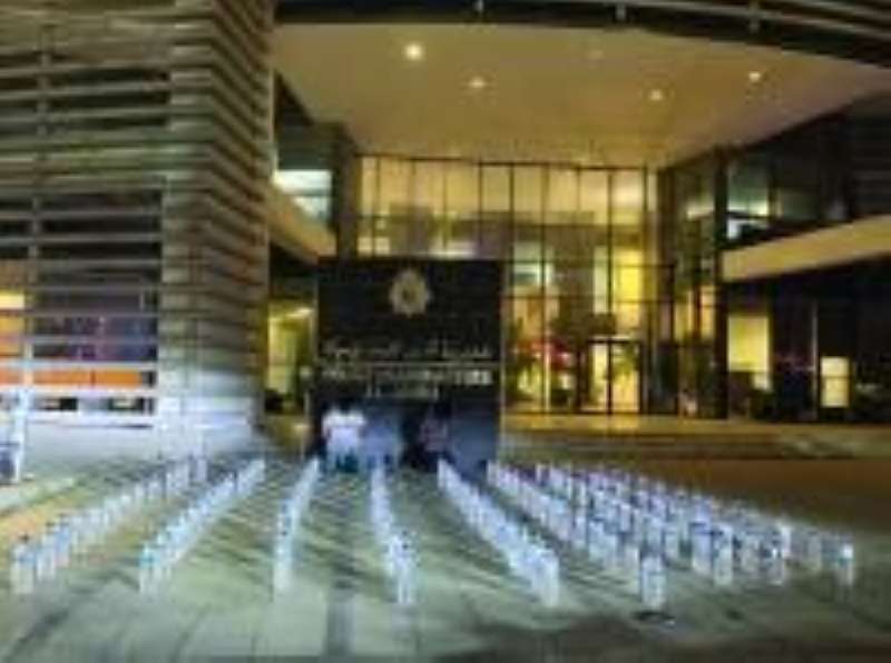 متهمان وأمامهما قناني مياه معبأة بالخمر