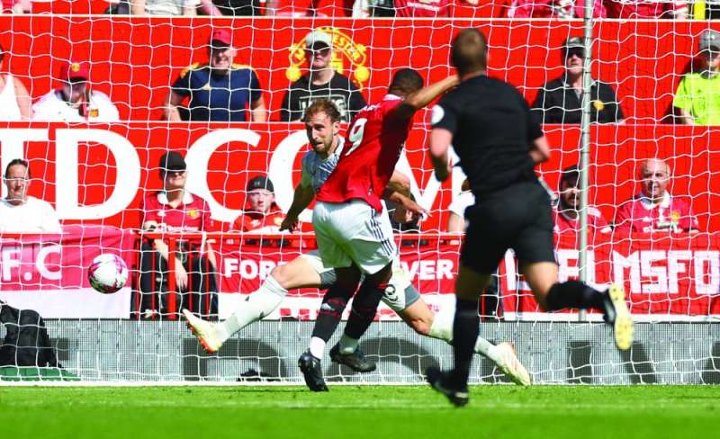 
الفرنسي مارسيال لحظة احرازه هدف مانشستر يونايتد في مرمى ولفرهامبتون 	 (رويترز)
