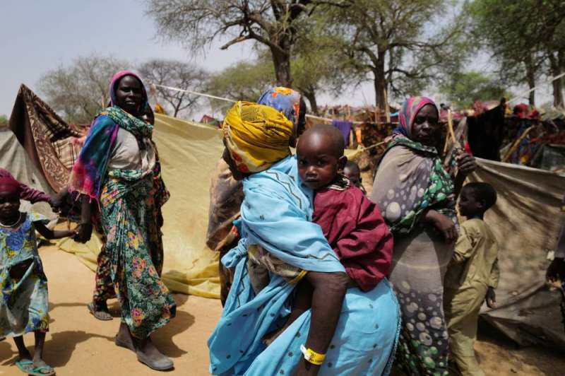 مخيم سوداني قرب الحدود مع تشاد (رويترز)