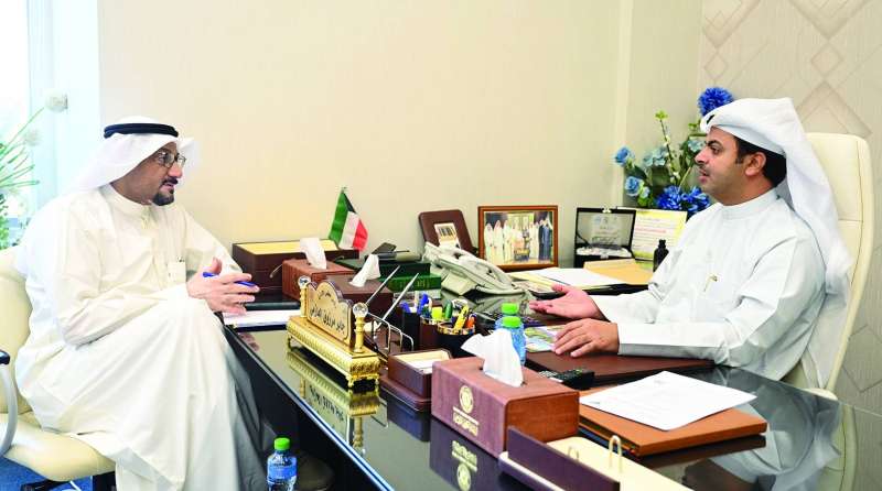 
العازمي متحدثاً للزميل ناصر الفرحان	 (تصوير نايف العقلة)
