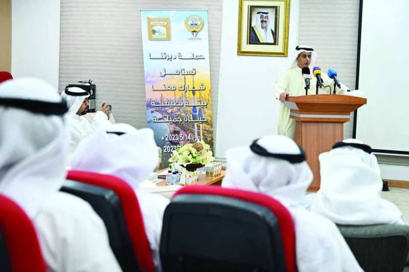 مشعل العازمي يشرح آلية العمل	 (تصوير أسعد عبدالله)