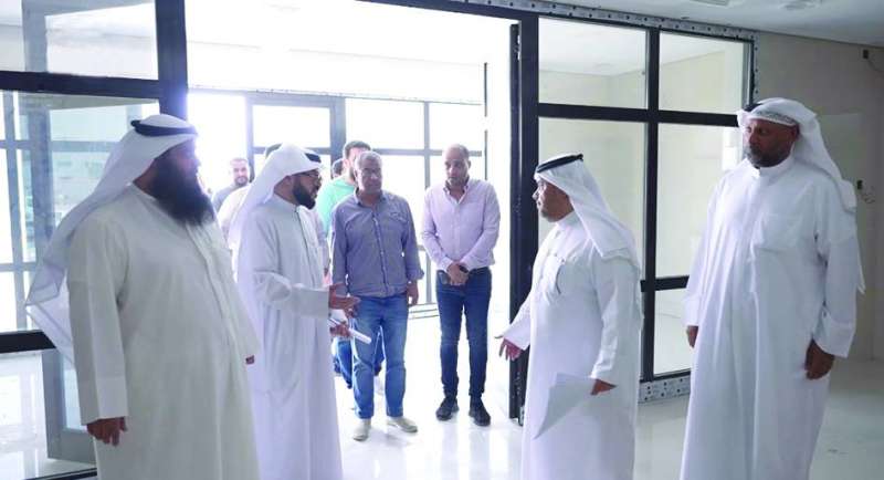 
العنزي خلال جولته بأحد الأبنية العامة في المطلاع