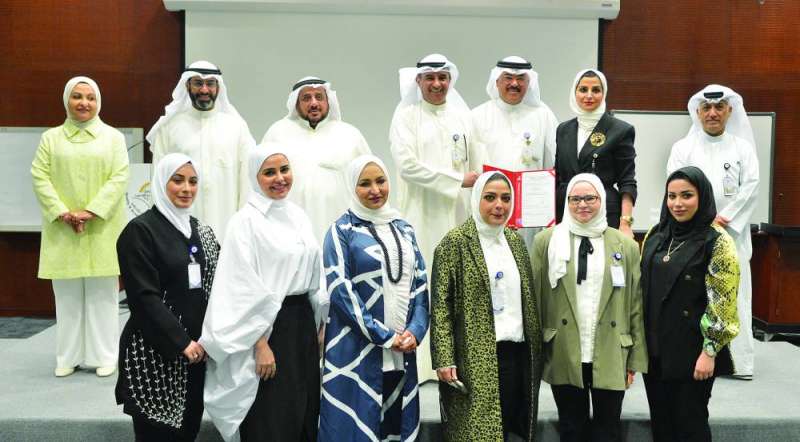 
الفجام متوسطاً عدداً من المكرمين 	 (تصوير سعود سالم)
