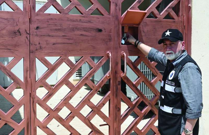 
مروان القطان يُعاين الأقفال