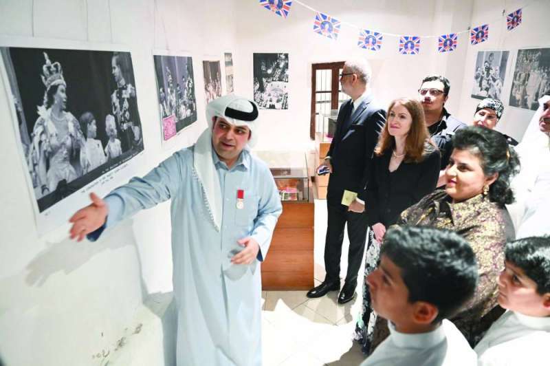 
دشتي يشرح معروضاته في بيت ديكسون بحضور هالة البدر والسفيرة لويس 	(تصوير أسعد عبدالله)
