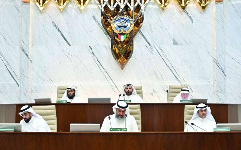 
عبدالله المحري مترئساً الجلسة وبجواره ثامر المطيري	(تصوير أسعد عبدالله)
