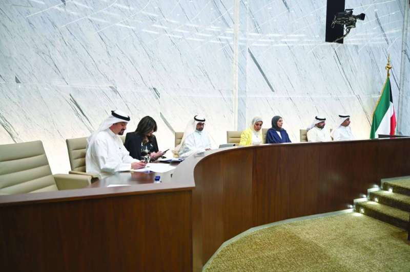 نواب مدير البلدية يحضرون الجلسة للرد على استفسارات الأعضاء