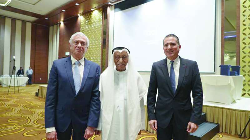 
النفيسي - في الوسط - وإلى يساره طارق شعيب