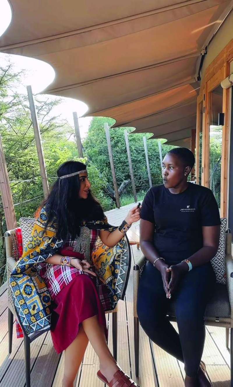 
بثينة خلال مقابة تيتو إحدى نساء «الماساي»
