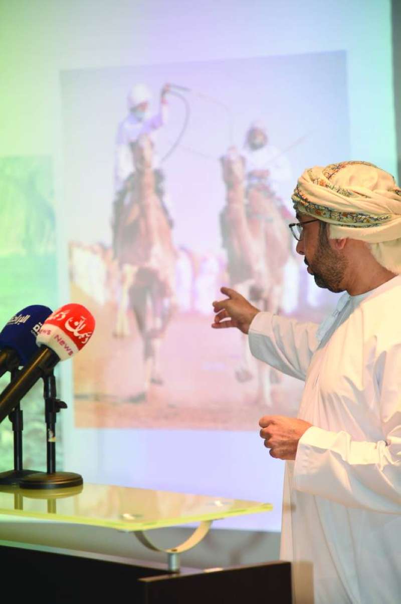 سفير عُمان خلال عرضه لإمكانات بلاده السياحية
