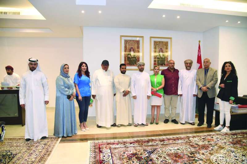 السفير العماني متوسطاً الإعلاميين عقب المؤتمر 