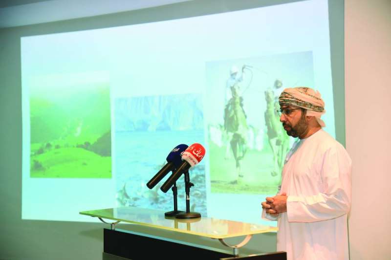 السفير الخروصي خلال المؤتمر الصحافي