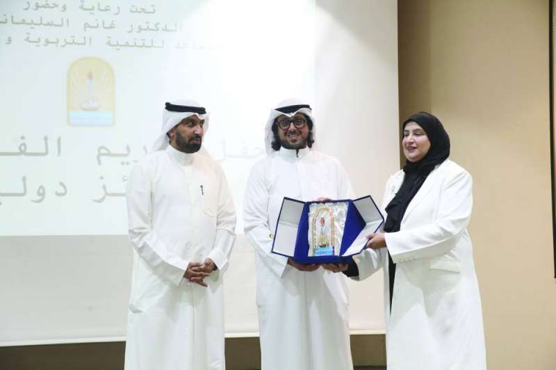 
تكريم إحدى المعلمات بحضور السليماني