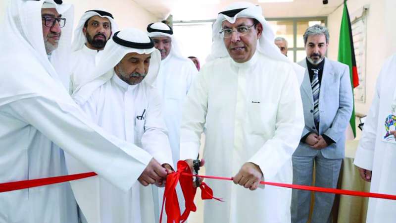 
العدواني يقص شريط افتتاح المدرسة بحضور منصور الظفيري وغانم السليماني