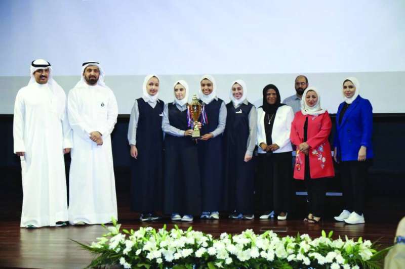  وكيل «الأنشطة التربوية» خلال تكريم عدد من الطالبات 