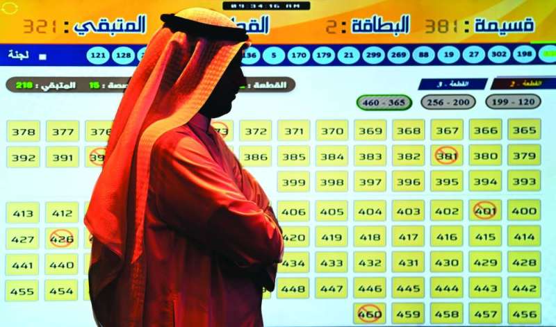 مواطن أمام لوحة توزيع القسائم