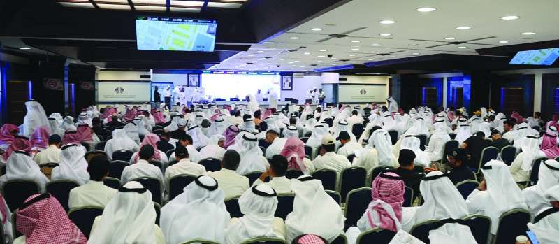 حشد من المواطنين خلال إجراء القرعة