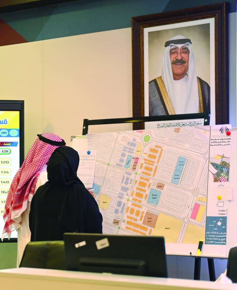 
مواطن وزوجته يبحثان عن بيت العمر
