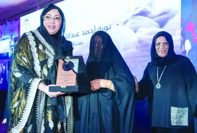 
تكريم إحدى النساء المؤثرات